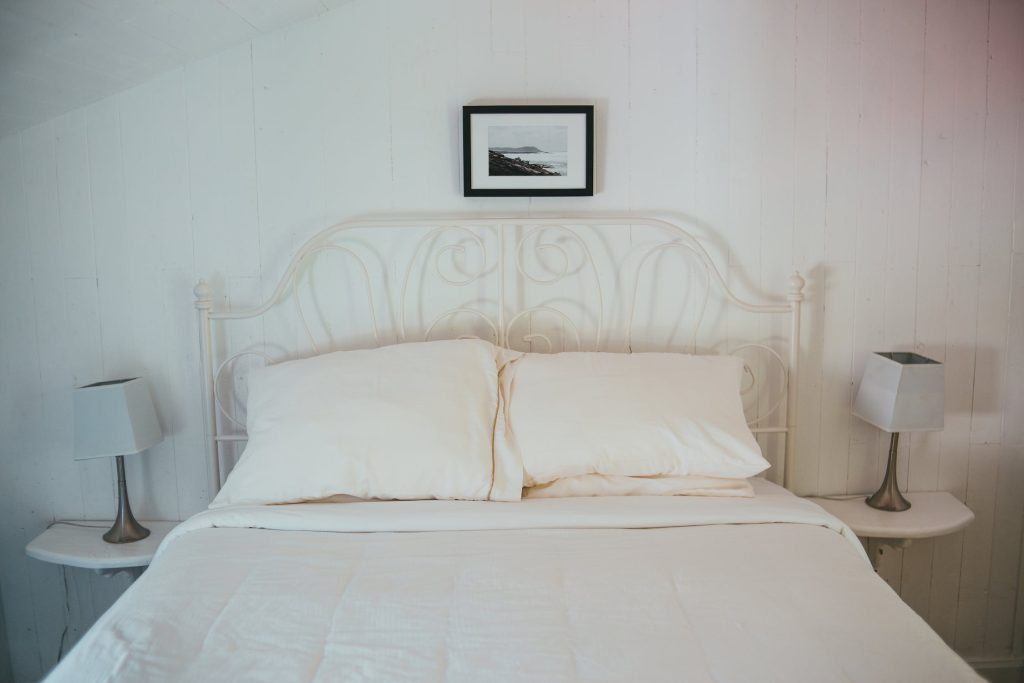 Holzbett oder Metallbett – was soll man für das Schlafzimmer wählen?